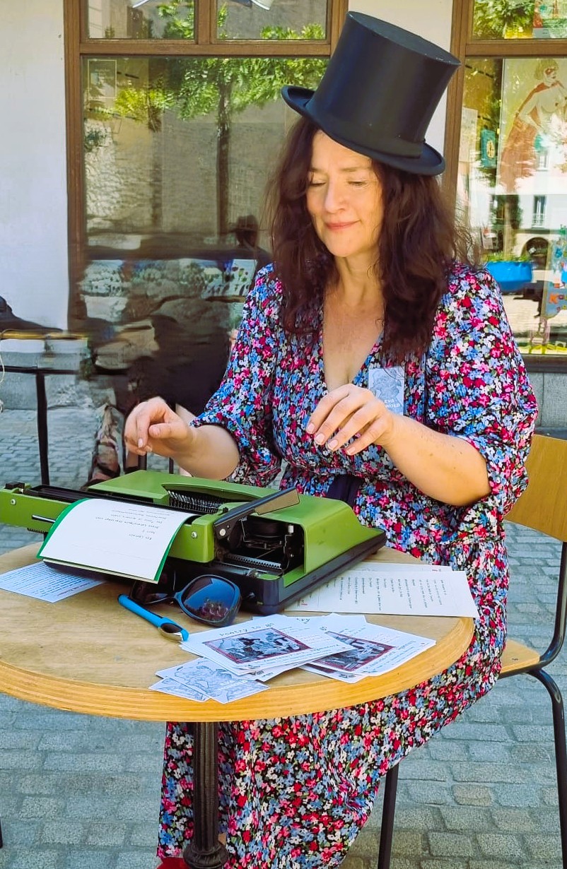 Texte tippen auf dem Kunsthandwerkermarkt in Kelheim
