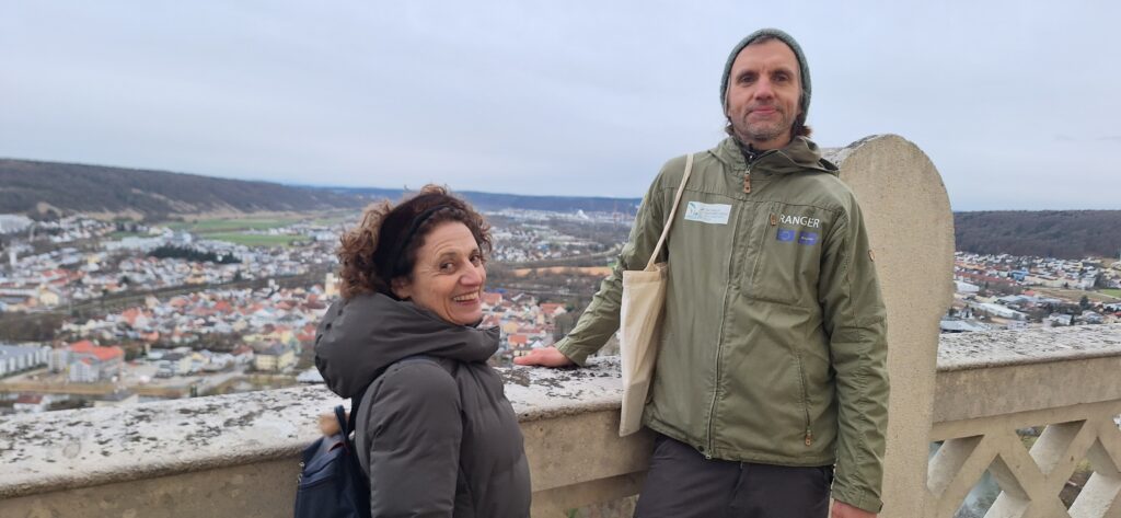 Ranger Andi führt Autorin Adriana Altaras vor der Lesung Foto Eva Honold