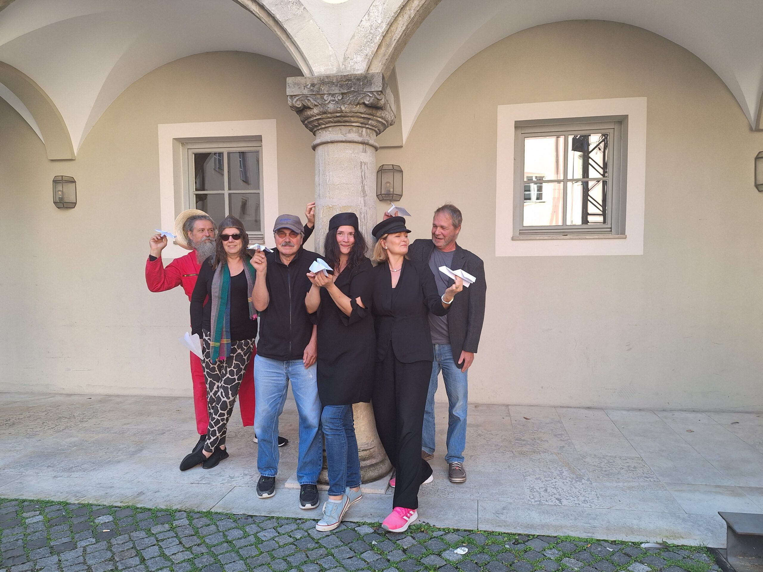 Wunschpiloten Peter Skrabut, Thyra Thorn, Helmut Hoehn, Eva Honold, Barbara Wilmers-Hillenbrand, DJ Sessil Siffkov. Foto Markus Riepl.jpg